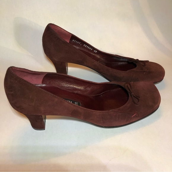 Bruno Magli wine colored suede pumps, heels with bow. - Picture 4 of 14